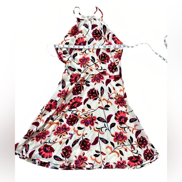 Express Fit-and-Flare A-Line Floral Halter Dress – Size 2
Soft & Silky - Picture 9 of 10